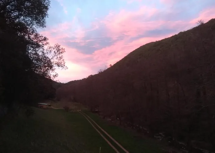 Cevennes: Piscine, Lamas, Riviere Bed & Breakfast